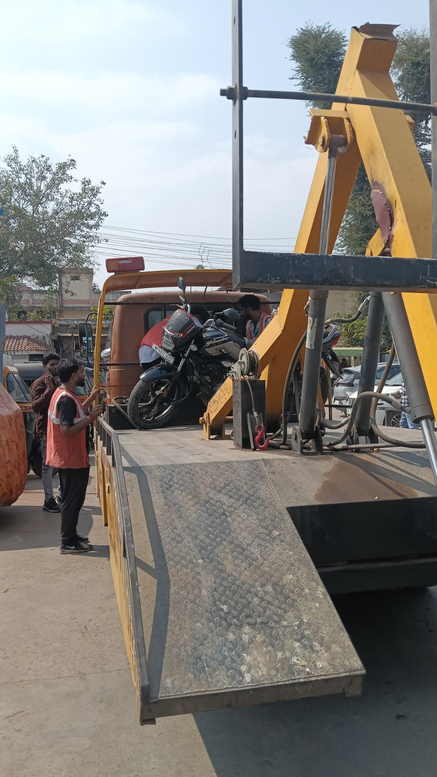 “जय स्तंभ से गांधी चौक तक कार्रवाई — यातायात पुलिस ने हटवाया अतिक्रमण, नो-पार्किंग में चालान” posted by Raju Rathore from Burhanpur