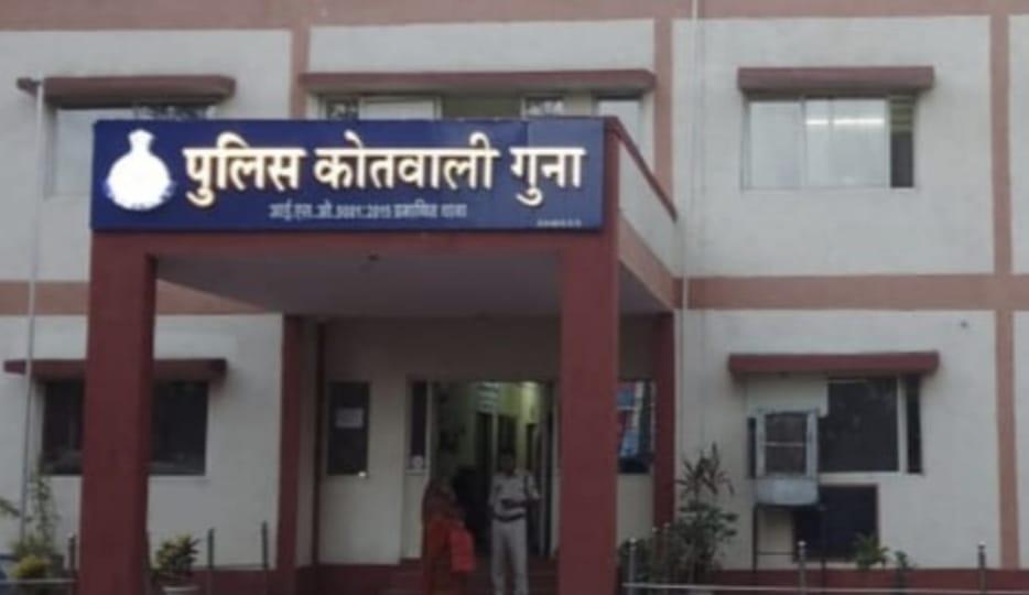 रीवा जेल से लाए गए बर्खास्त एसआई रामवीर सिंह की कोर्ट में पेशी के बाद सीआईडी करेगी अधिकृत गिरफ्तारी गुना में धरपकड़ शुरू posted by Ved Parkash Arya from Guna