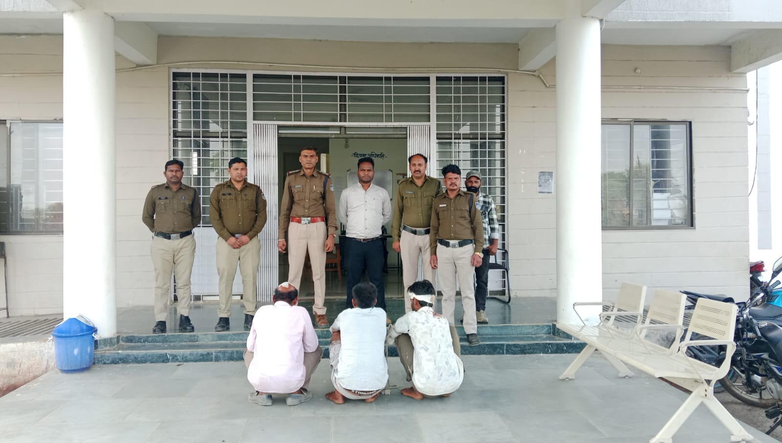 समनापुर शाहजू हत्याकांड का चंद घंटों में खुलासा, 3 आरोपी गिरफ्तार, जेल भेजे गए posted by Manish Kumar Chaubey from Sagar