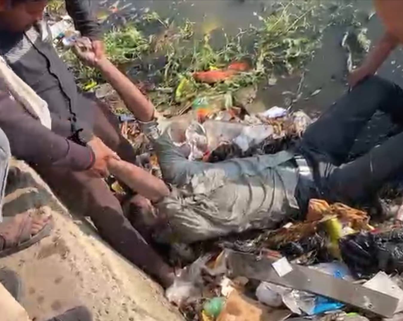 डबरा ब्रेकिंग// नाले में मिला युवक का शव, क्षेत्र में फैली सनसनी।