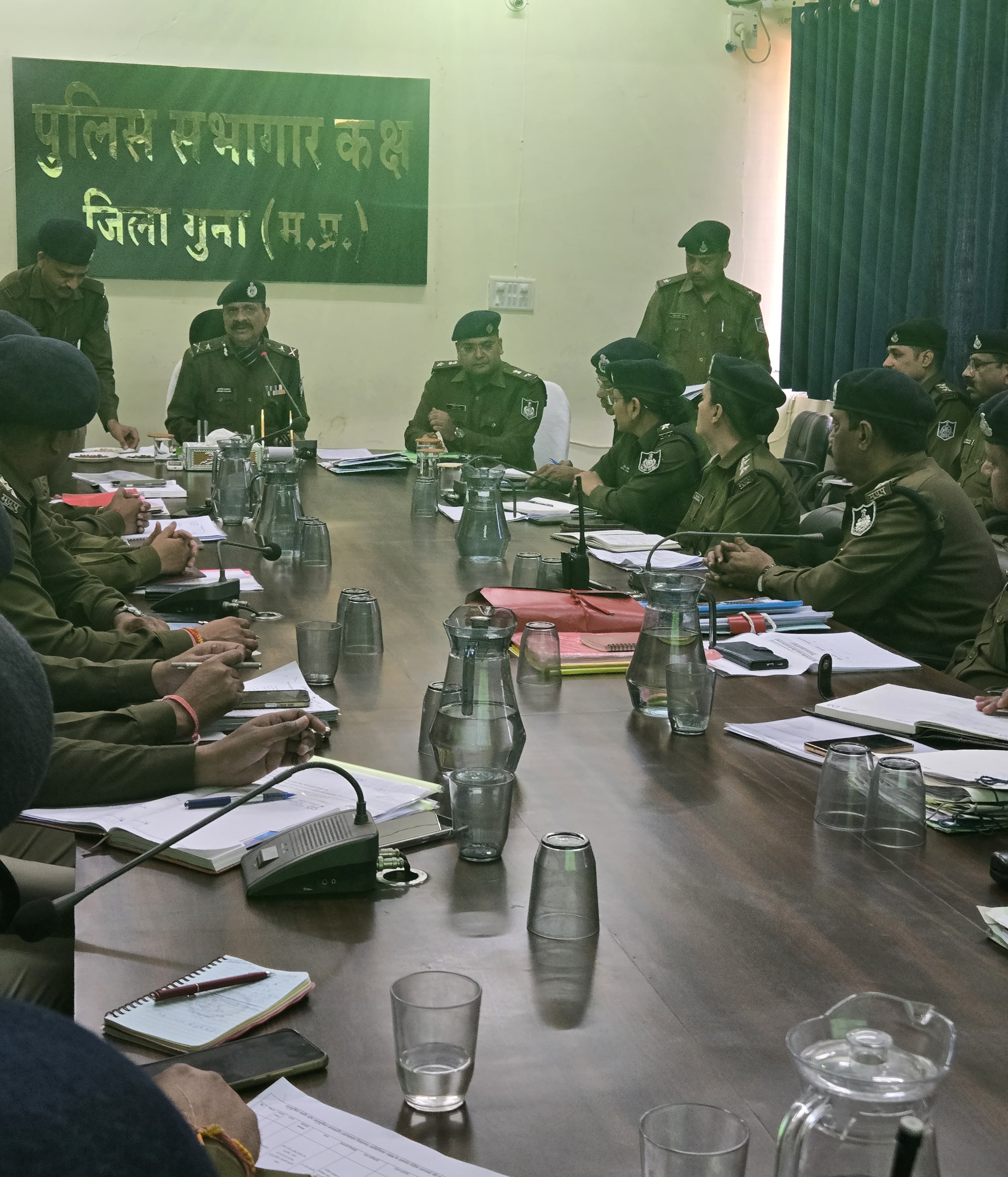 *पुलिस महानिरीक्षक ग्वालियर श्री अरविंद कुमार सक्सेना द्वारा गुना पुलिस कन्ट्रोल रूम में ली समीक्षा बैठक*   posted by Ved Parkash Arya from Guna