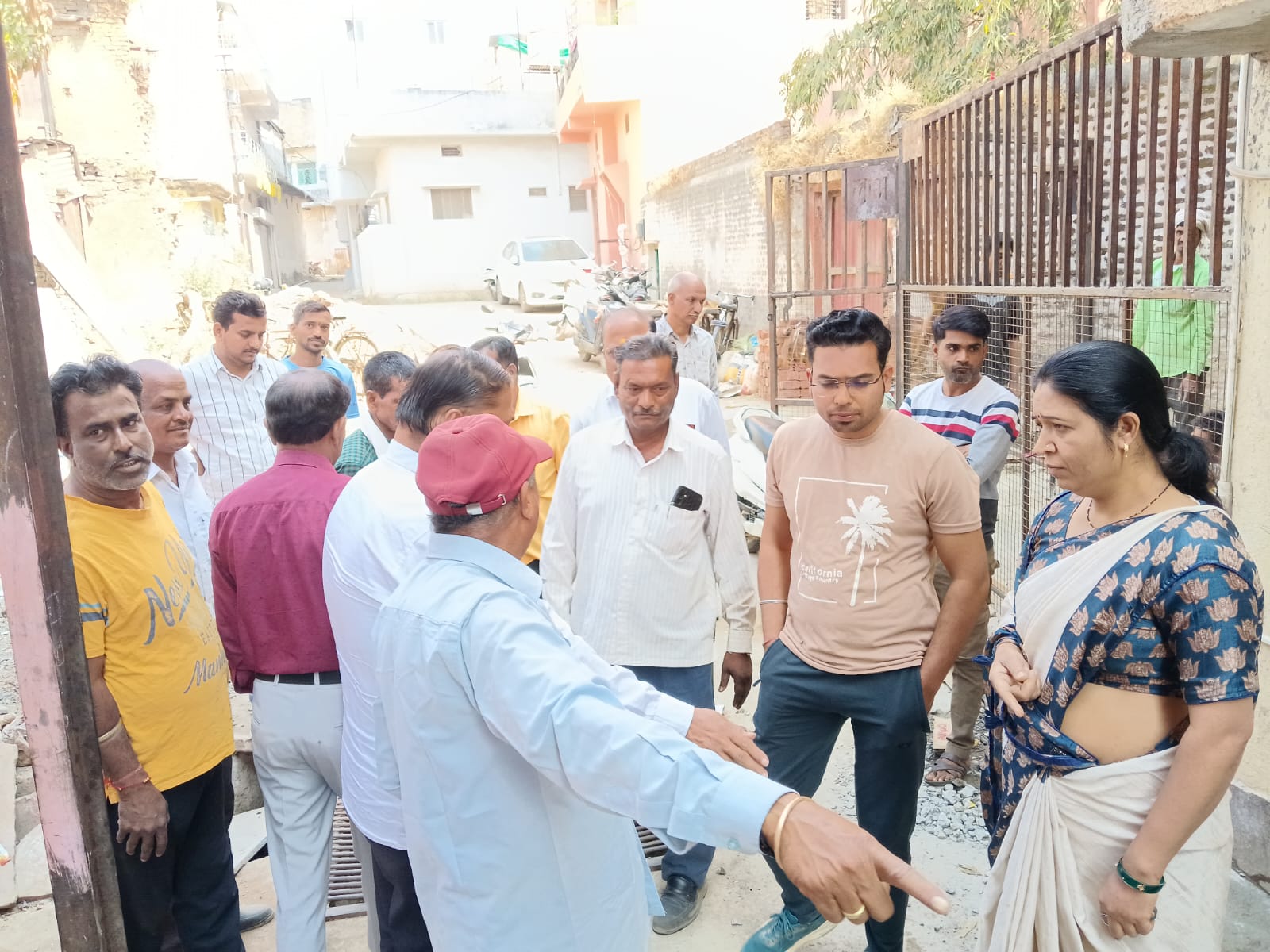 नई सड़क खोद कर पाइप लाइन डालने का विरोध,वार्डवासी सहित पार्षद नें जताया विरोध। posted by Mohammad Afsar  from Multai