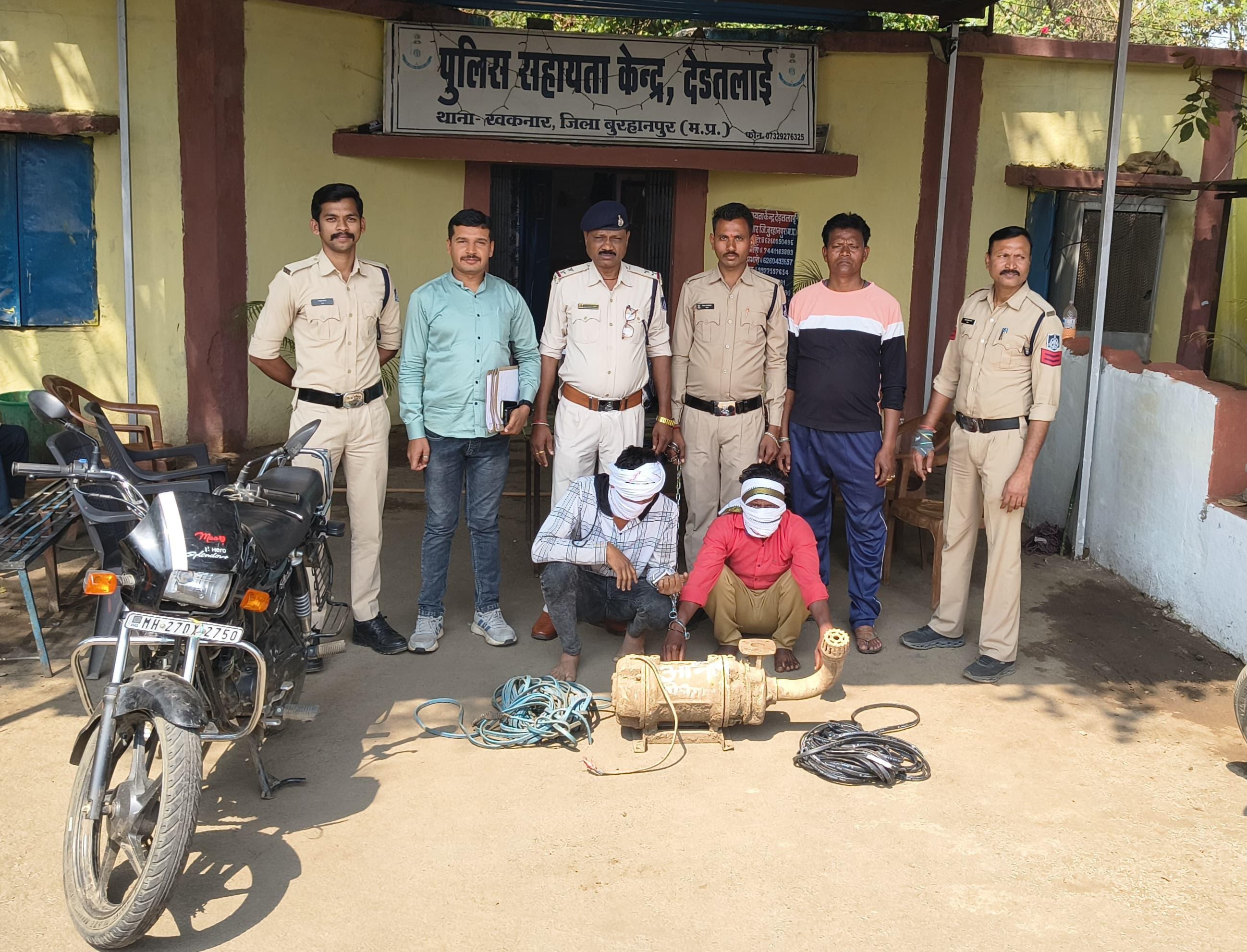 खकनार पुलिस द्वारा चोरी के दो  आरोपियों  को चोरी किए गए पानी की पनडुब्बी मोटर व केवल वायर के साथ किया गिरफ्तार posted by Nagin Mhajan