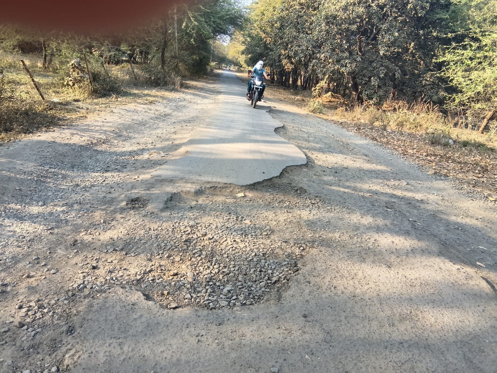 रेलवे की टूटी-फूटी सड़कें हादसों को दे रहीं न्योता, पार्षद खुशबू विजय अतुलकर ने उठाई मरम्मत की मांग posted by Mohammad Asif Langha from Amla