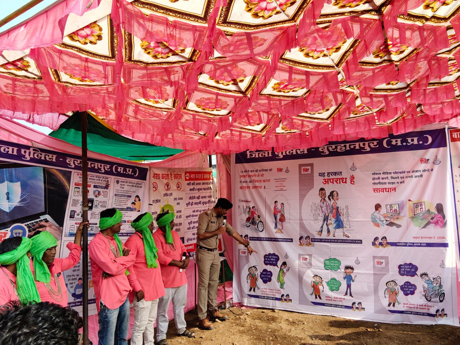 पुलिस का जनसंपर्क, सुरक्षा का संकल्प — भगोरिया बाजारों में चला विशेष जागरूकता अभियान posted by Raju Rathore from Burhanpur