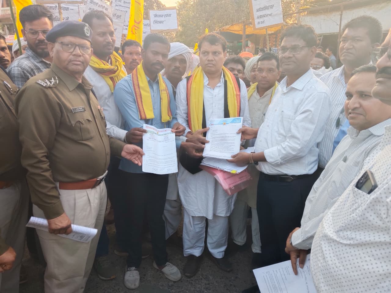 *आदिवासी समस्याओं को लेकर राज्यपाल के नाम सौंपा गया ज्ञापन, बिजली कटौती व वनाधिकार सहित कई मुद्दे उठाए* posted by Mohammad Asif Langha from Amla