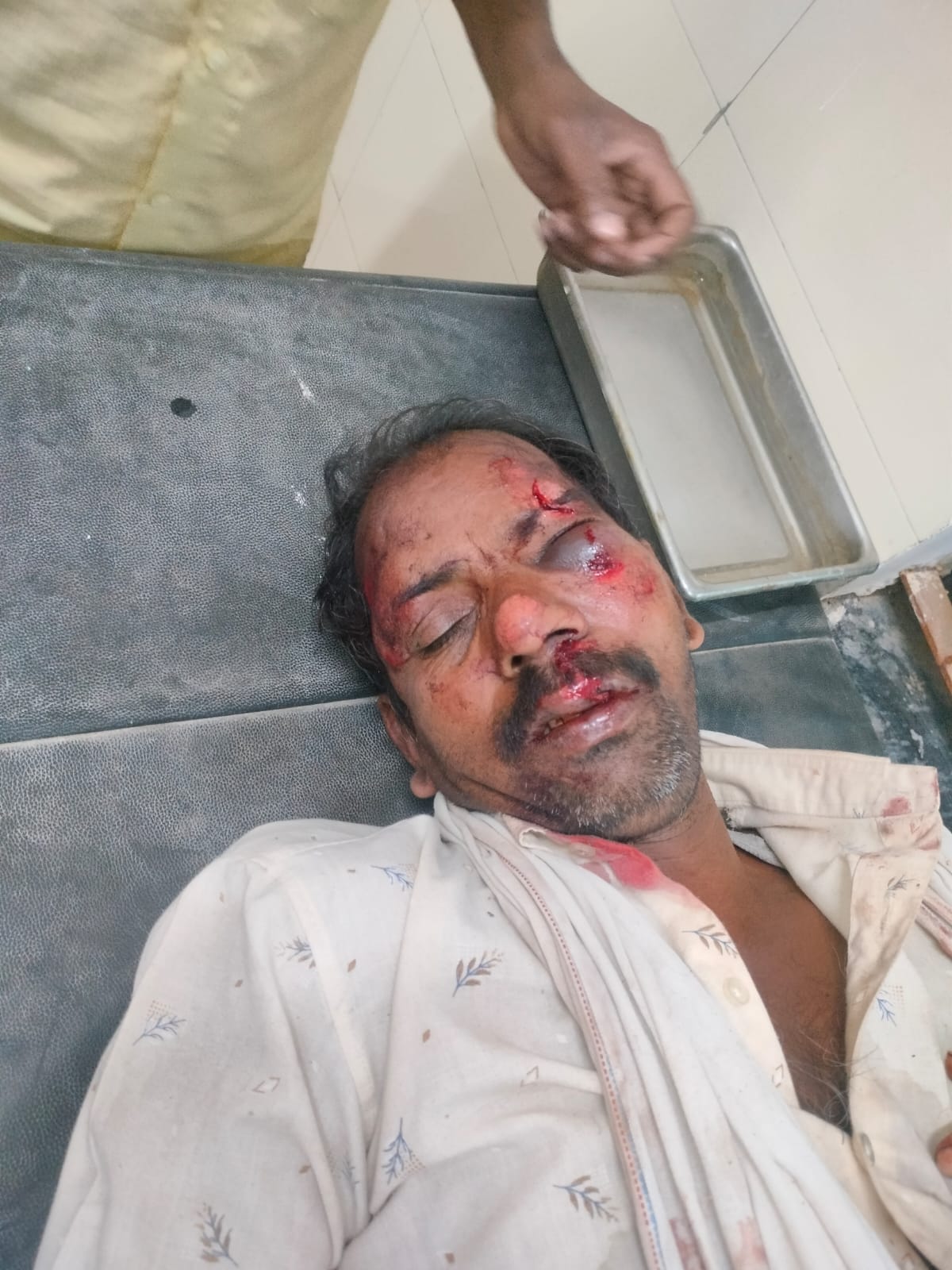 सड़क दुर्घटना में घायल दो व्यक्तियों को डायल-112 टीम ने पहुंचाया अस्पताल posted by Ravi Soni from Garhakota