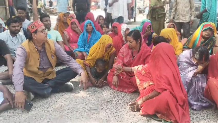 लापरवाही बनी काल तीन मंज़िला छत से गिरा श्रमिक मौत..परिजन ने एसडीएम आवास का किया घेराव posted by Arvind Tiwari from Teonthar