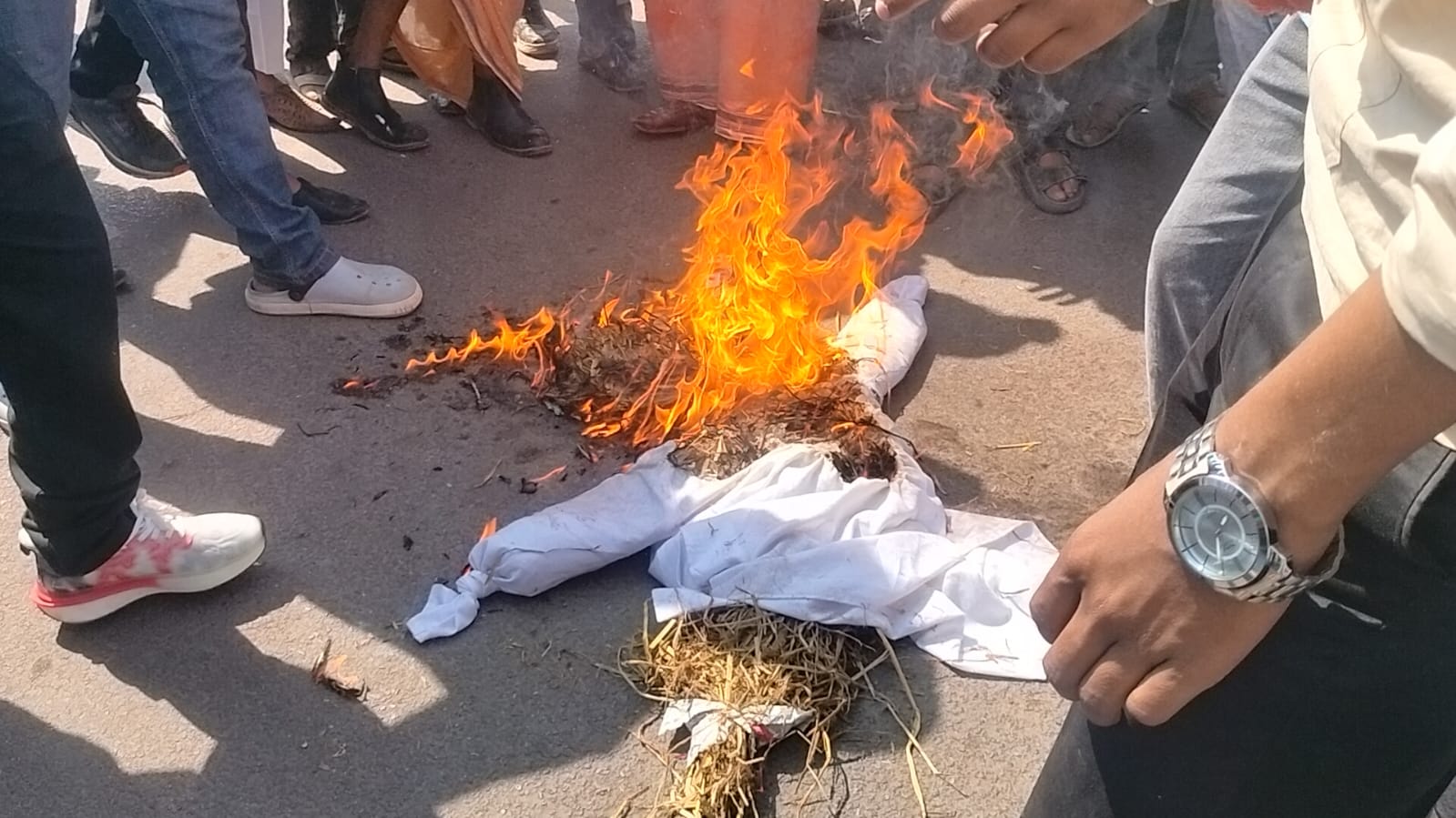 छतरपुर में हिन्दू गौसेवकों का प्रदर्शन, दामोदर यादव का पुतला फूंका posted by Amit Kumar Awasthi