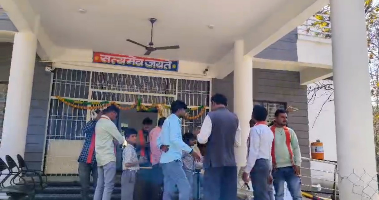 दमोह में बच्चा चोर गिरोह गैंग सक्रिय,पटेरा में बच्चा चोरी का प्रयास,बच्चों के परिजनों ने अज्ञात लोगों पर बच्चों के अपहरण का लगाया आरोप posted by Akib Khan from Damoh