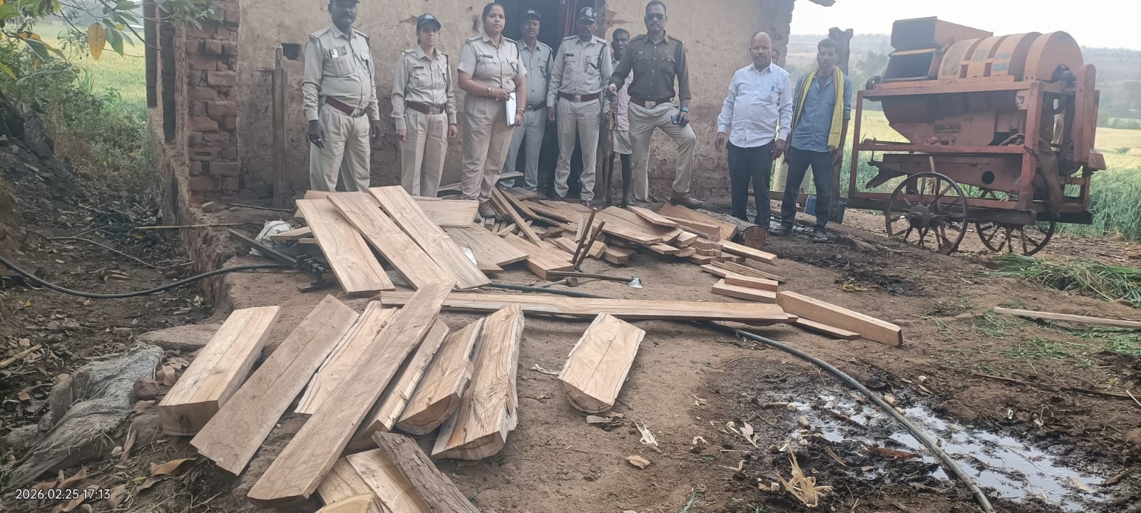 घर के भीतर अवैध सागौन का गुप्त कारखाना, वन विभाग की दबिश में खुला राज, 45 नग चिरान जब्त posted by Sachin Jain from Betul