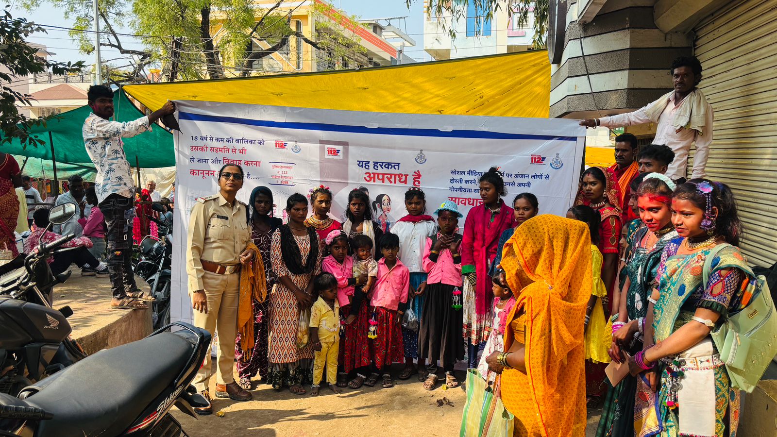 भगोरिया हाट में बुरहानपुर पुलिस का जागरूकता अभियान: महिला सुरक्षा, साइबर ठगी और नशामुक्ति पर बड़ा संदेश posted by Raju Rathore from Burhanpur