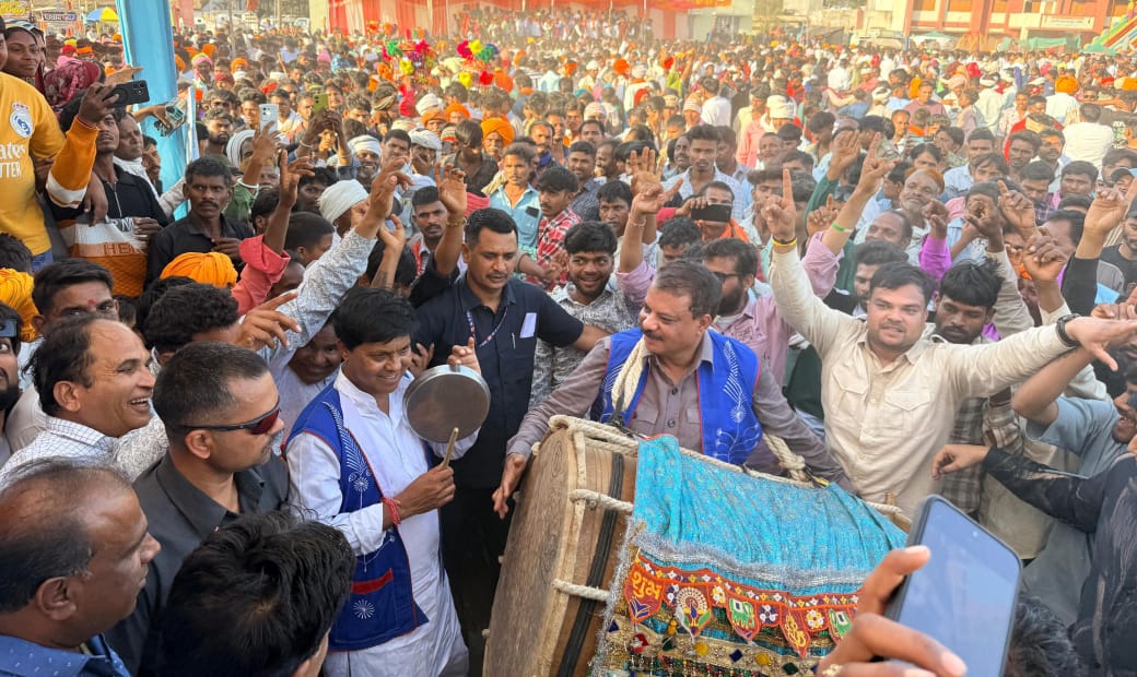 अमझेरा के ऐतिहासिक भगोरिया में हेलीकॉप्टर से पहुंचे नेता प्रतिपक्ष उमंग सिंगार व विधायक प्रताप ग्रेवाल