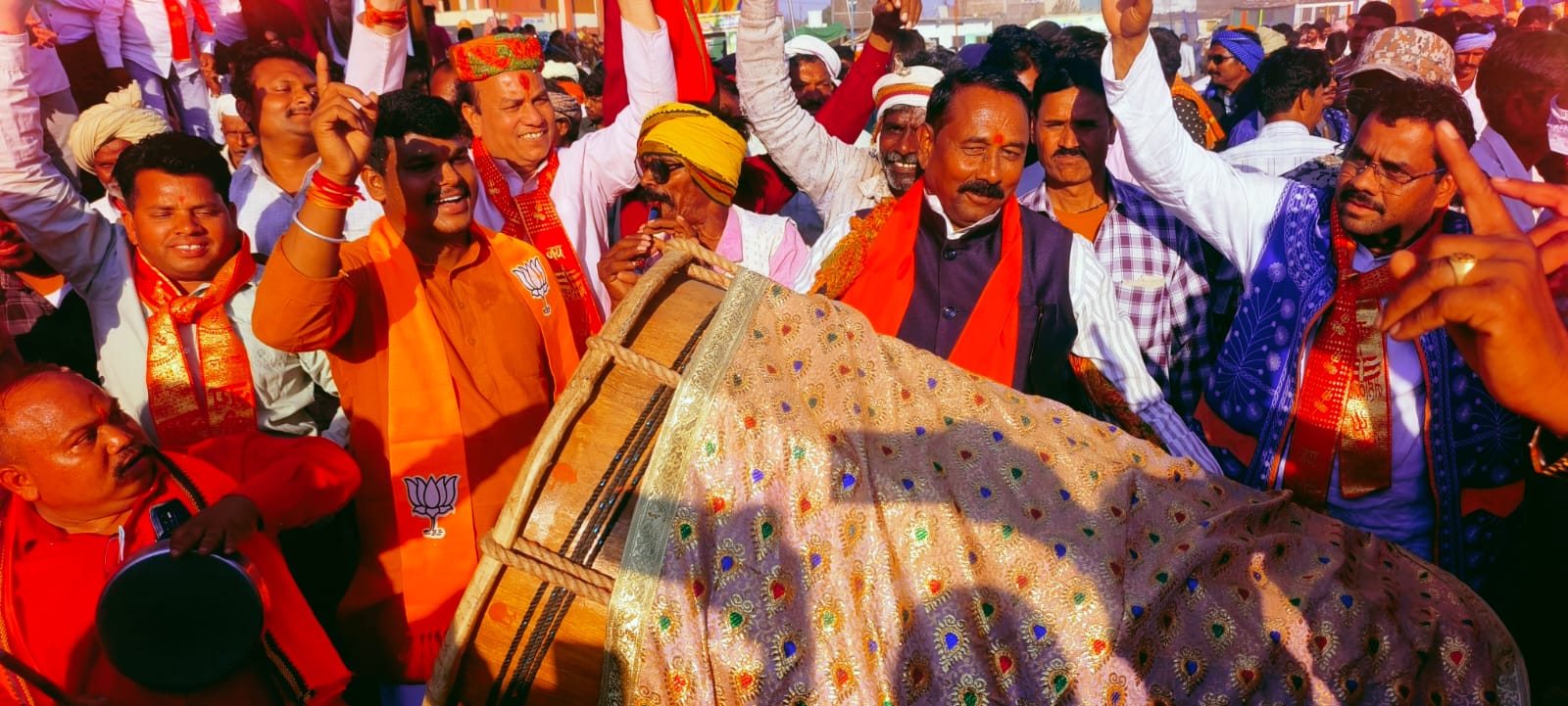 अमझेरा के ऐतिहासिक भगोरिया में हेलीकॉप्टर से पहुंचे नेता प्रतिपक्ष उमंग सिंगार व विधायक प्रताप ग्रेवाल