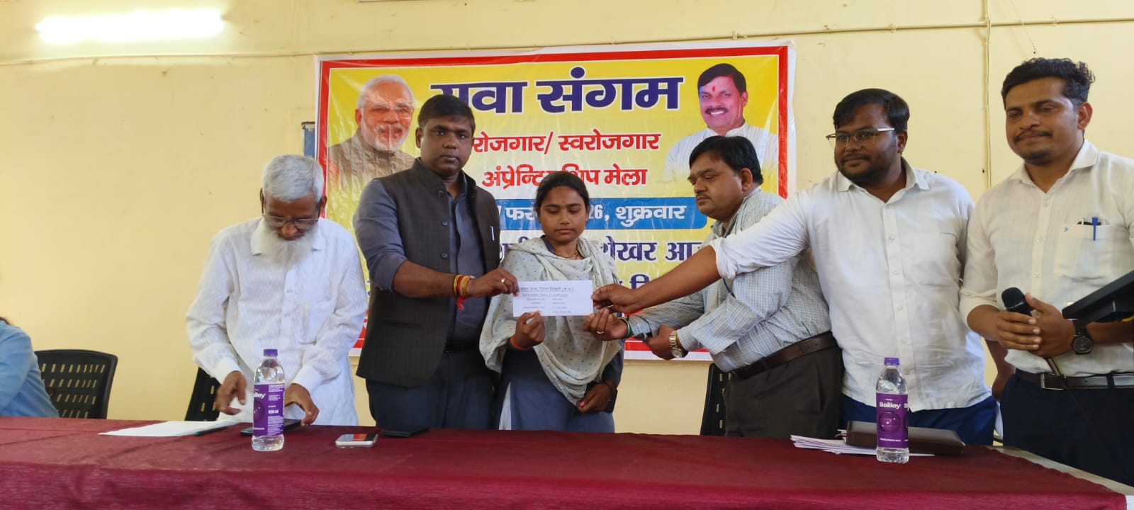निवाड़ी में युवा संगम रोजगार मेला आयोजित कंपनियों द्वारा 107 आवेदकों को जॉब हेतु ऑफर लेटर किए गए प्रदान अप्रेंटिशिप हेतु 5 आवेदकों का किया ग