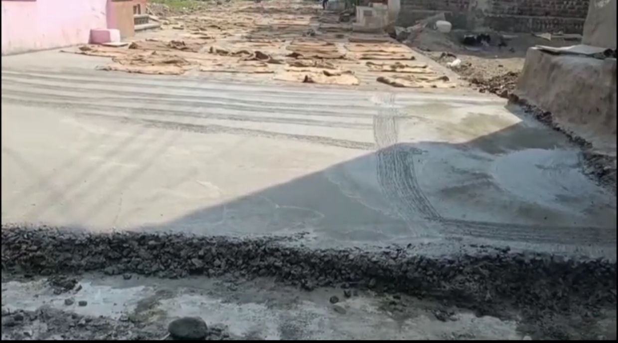 नियमों को दरकिनार कर सड़क निर्माण? अवैध कॉलोनी में काम, इंजीनियर ने मानी गड़बड़ी posted by Raju Rathore from Burhanpur