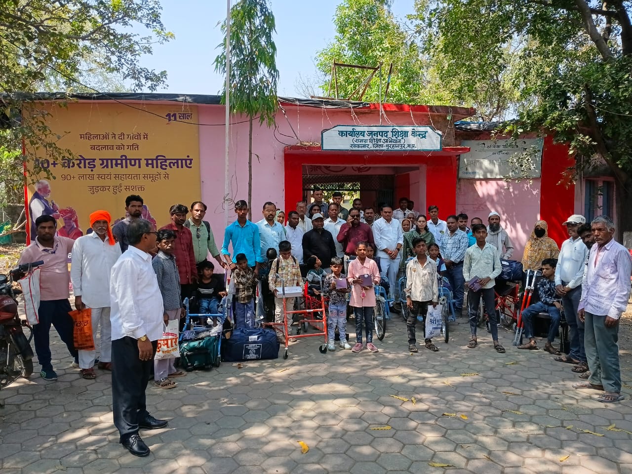 जनपद शिक्षा केन्द्र  खकनार में 35 दिव्यांगों को वितरित की साइकिल posted by Nagin Mhajan