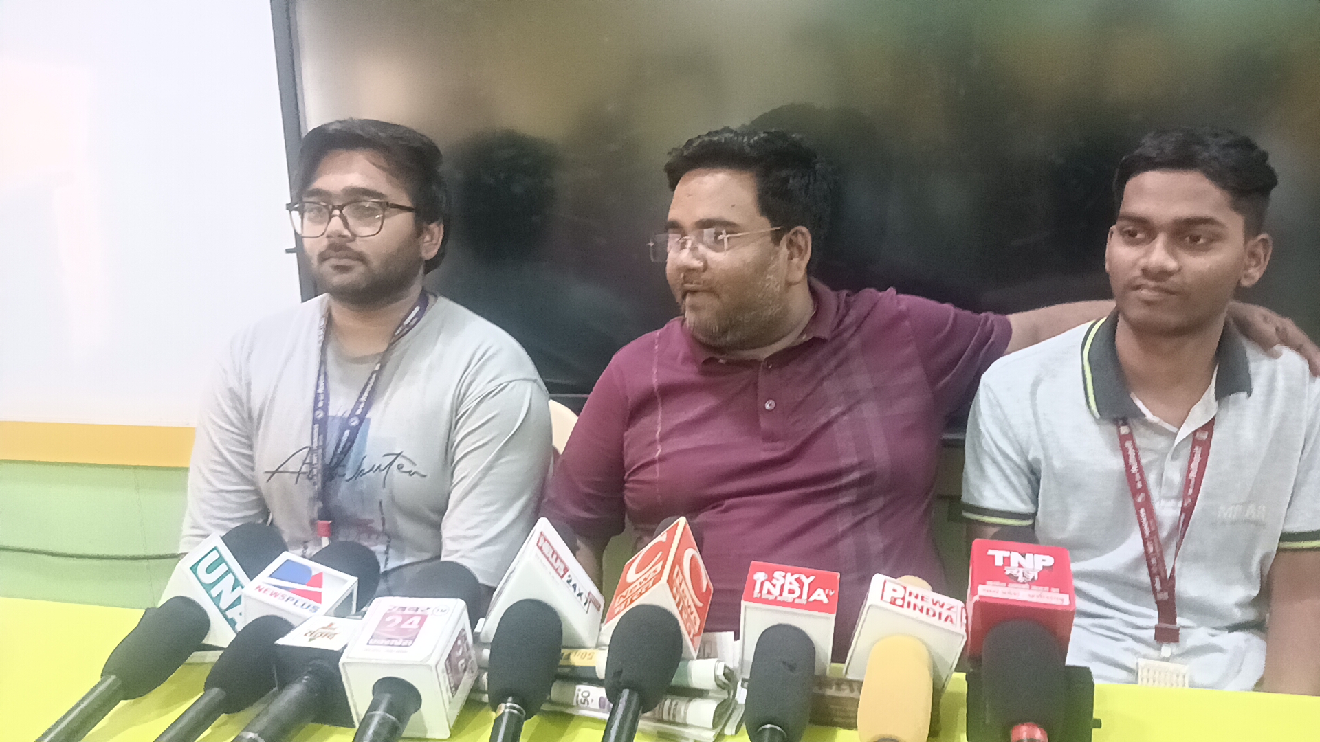 JE मैं सफलता हासिल करने वाले बच्चों का जिले भर के पत्रकारों ने किया सत्कार मिडास कोचिंग संस्था के नेतृत्व में posted by Umesh Kisna Dongare  from Pandhurna