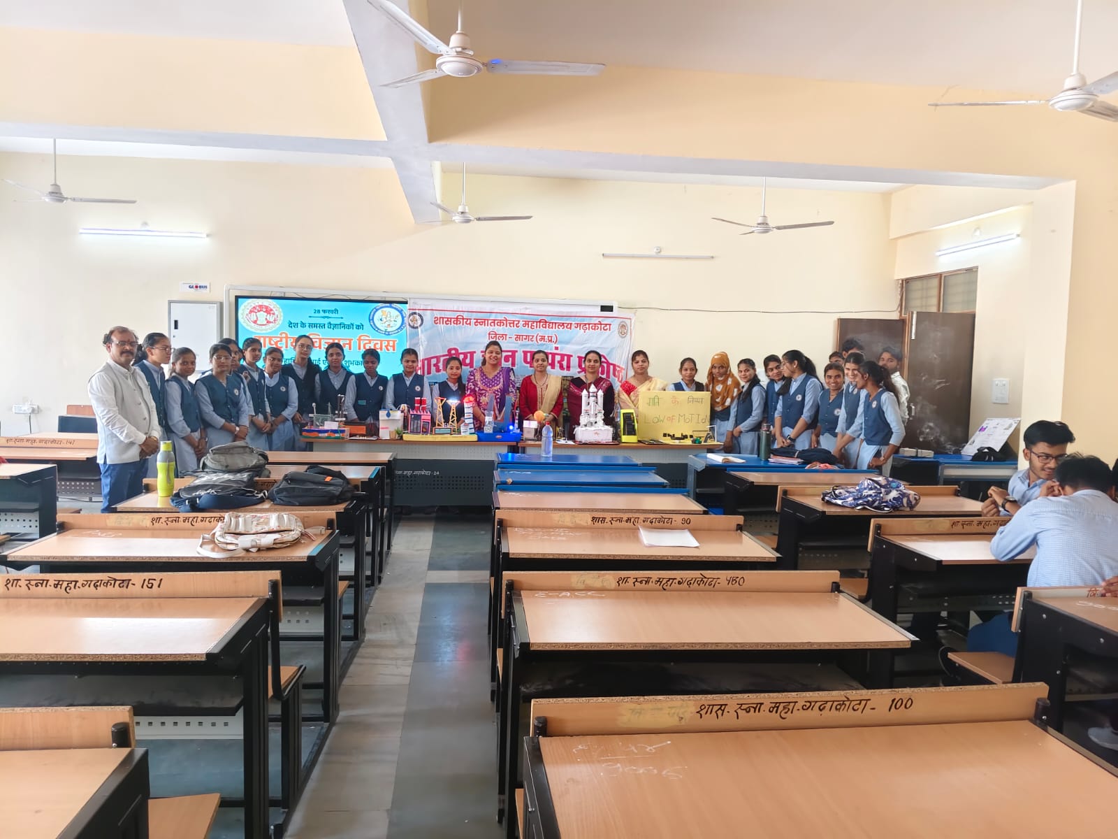 राष्ट्रीय विज्ञान दिवस पर विद्यार्थियों द्वारा वैज्ञानिक मॉडलों की प्रदर्शनी posted by Ravi Soni from Garhakota