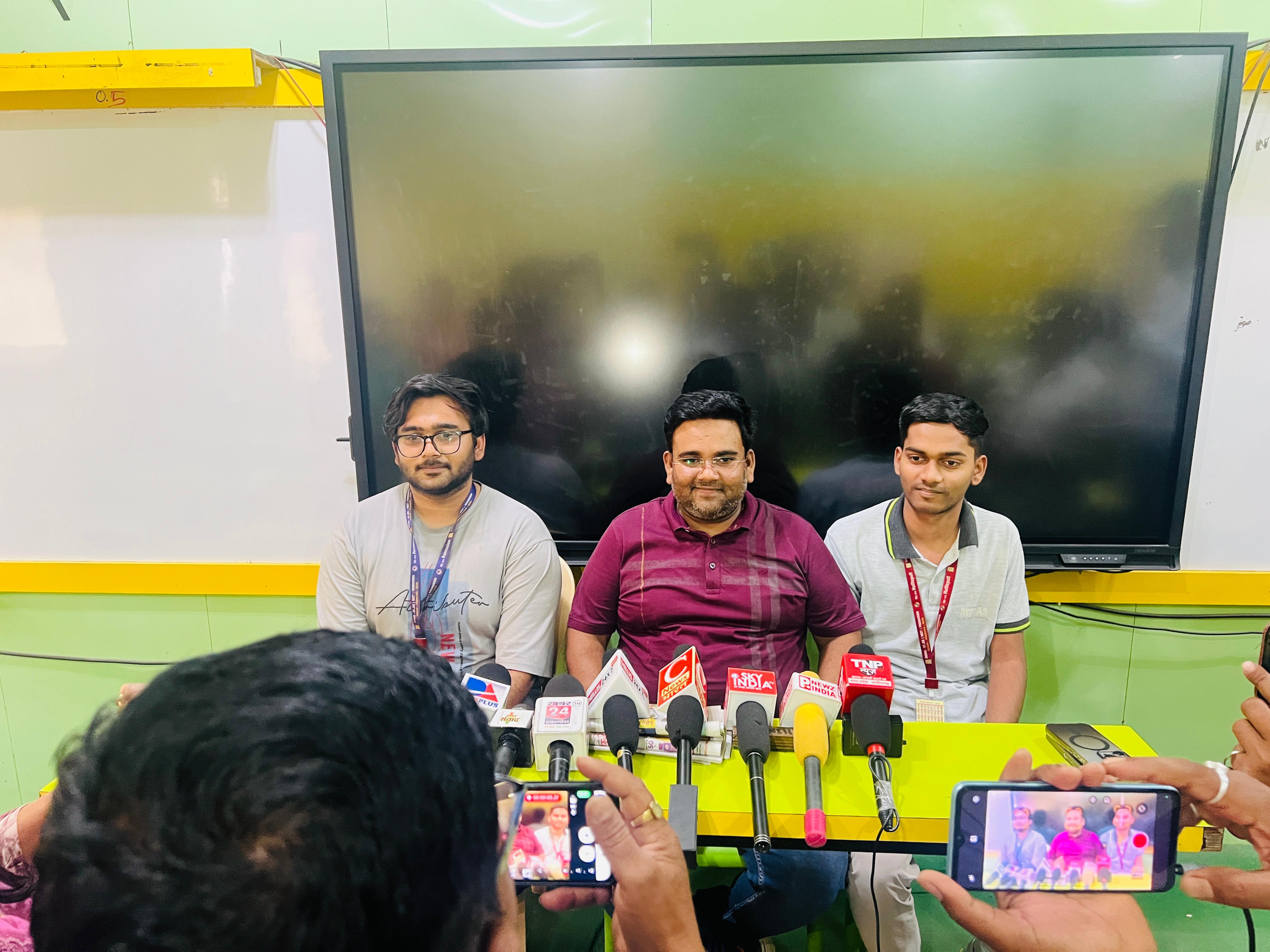 सौसर में सिनर्जी कोचिंग संस्थान एलियन करियर के छात्र-छात्राओं की फोटो ए ए से की कॉपी posted by Umesh Kisna Dongare  from Pandhurna