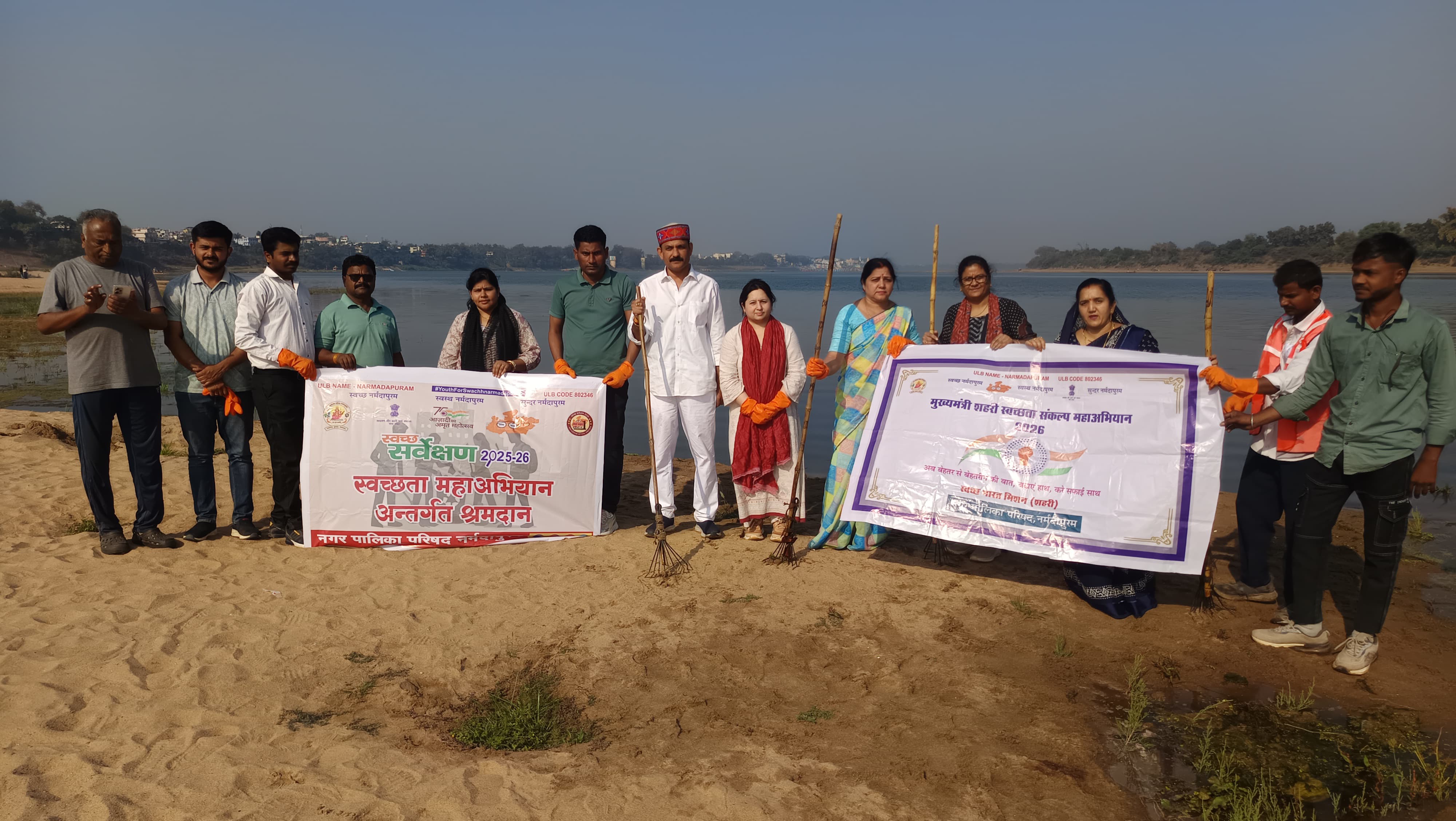 हर्बल पार्क घाट पर स्वच्छता महा अभियान posted by Durgesh Bhatt from Hoshangabad