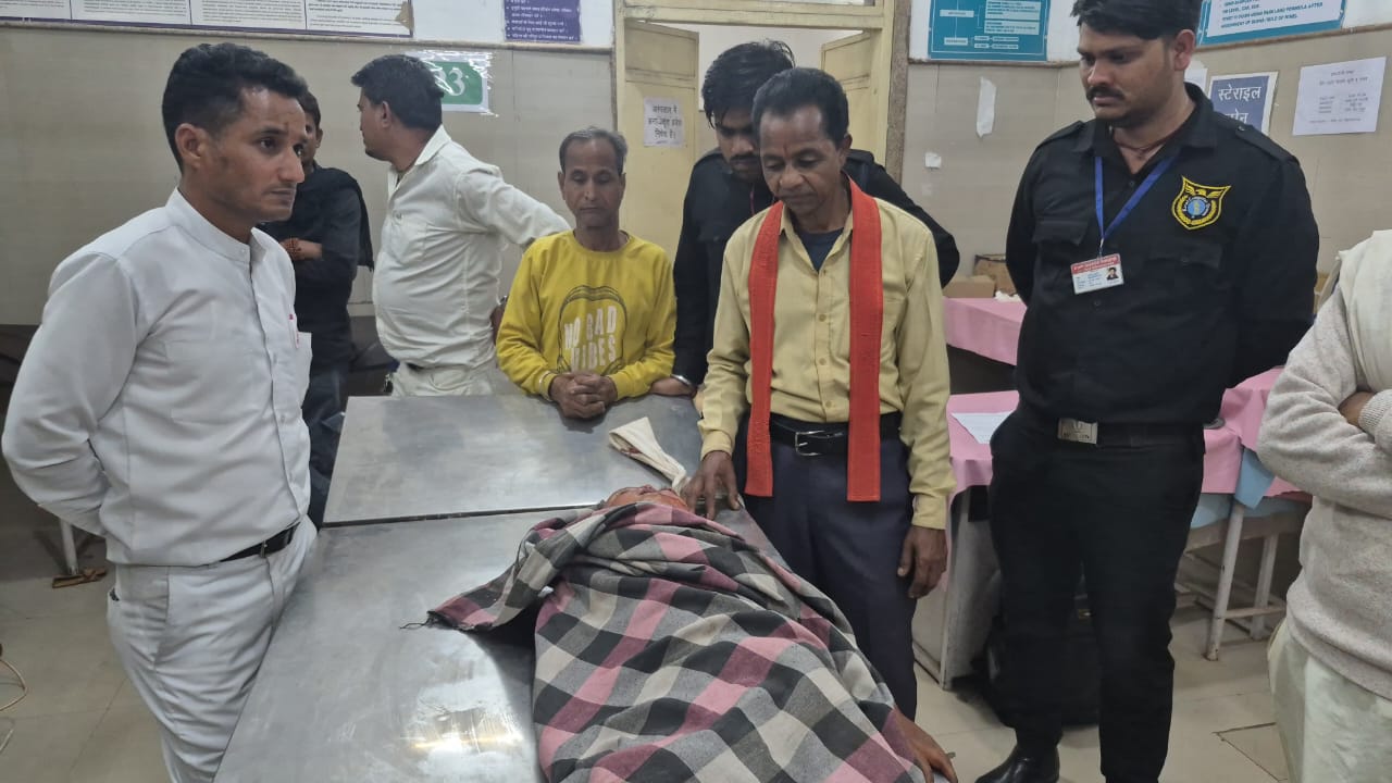 सिर पर पत्थर पटक कर 5 वर्षीय बालक की नृशंस हत्या,आरोपी फरार जांच में जुटी पुलिस posted by Akib Khan from Damoh