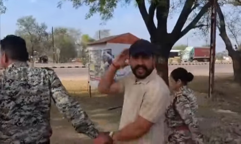 दामोदर यादव की प्रस्तावित यात्रा से पहले छतरपुर में सियासी हलचल तेज हो गई है। बमीठा पुलिस ने छात्र नेता सतेंद्र शर्मा को एहतियातन नज़रबंद कर posted by Amit Kumar Awasthi