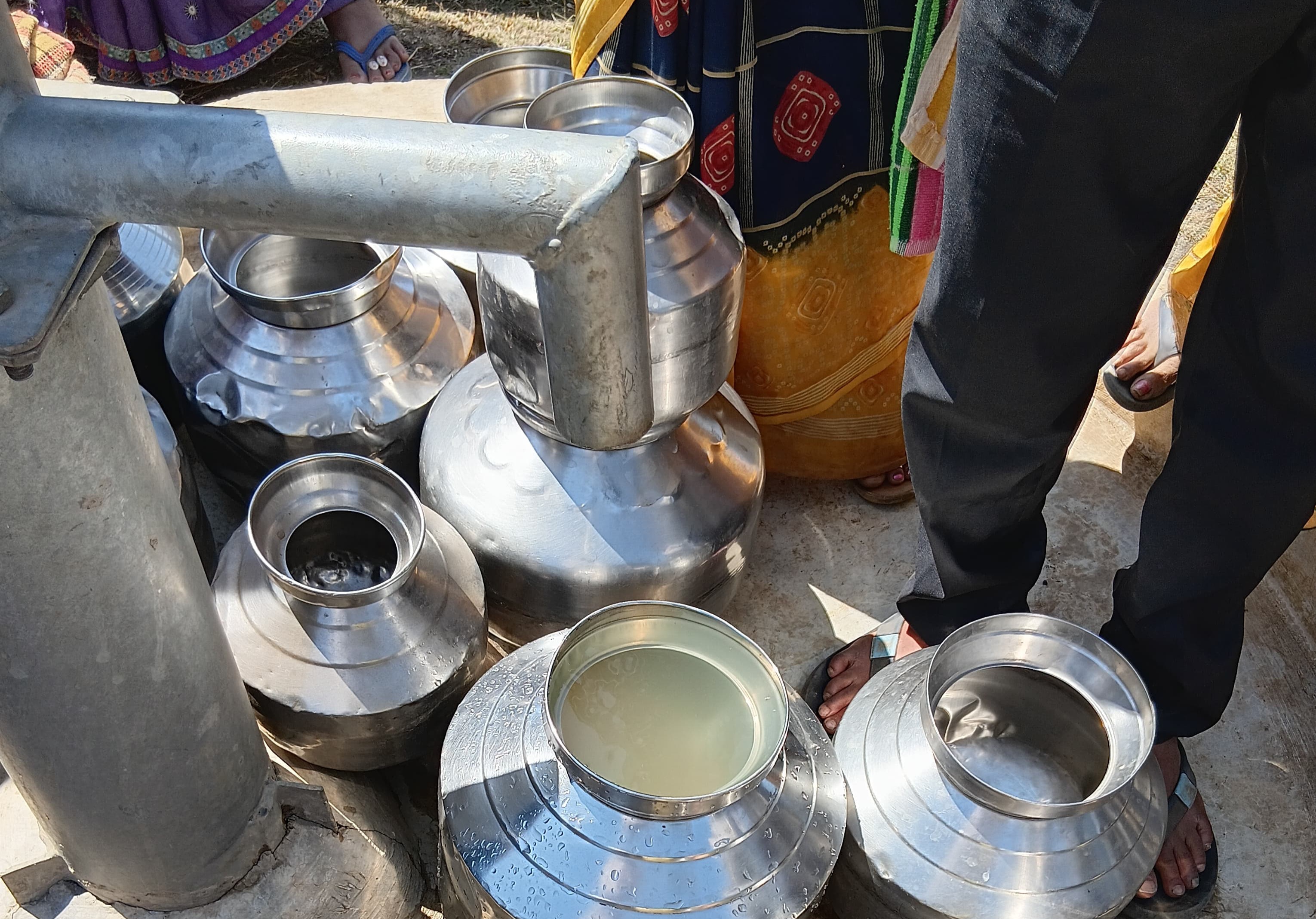 प्रभात पट्टन जनपद में पंखा झोपड़ी का हैंडपंप उगल रहा कीड़ों वाला गंदा पानी, दो गांव के लोग परेशान posted by Mohammad Afsar  from Multai