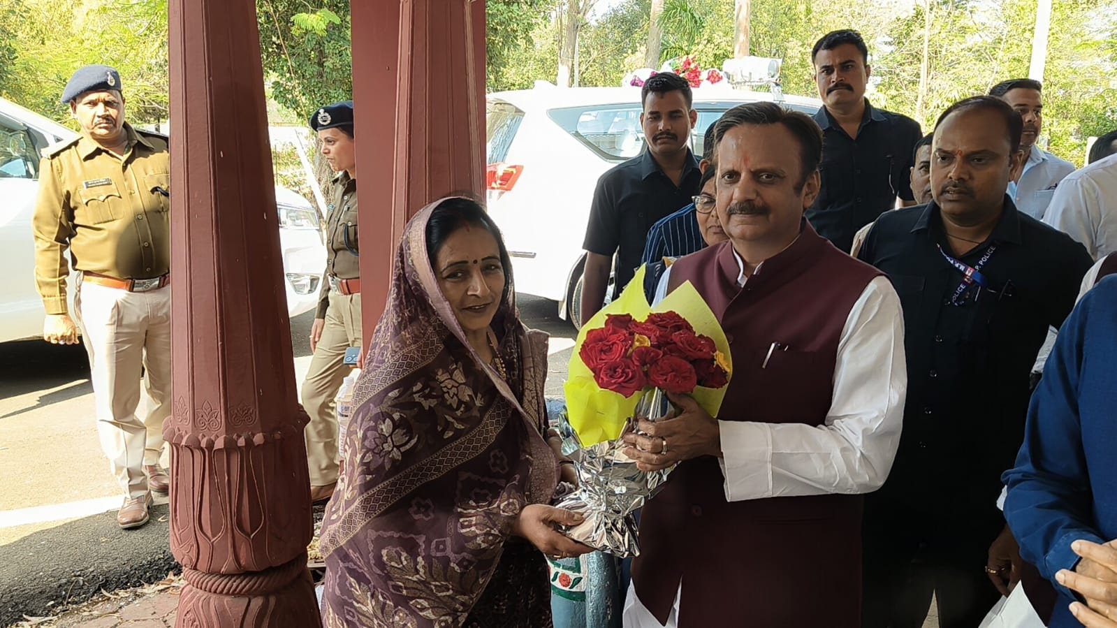 नपा अध्यक्ष ने उपमुख्यमंत्री का भव्य स्वागत किया posted by Ved Parkash Arya from Guna