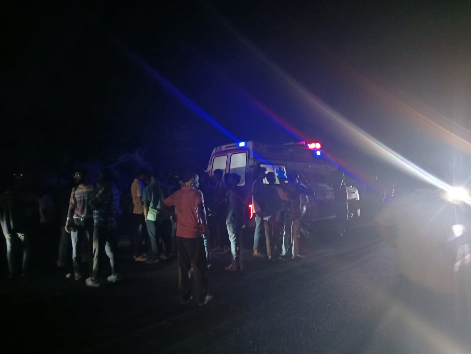 सौसर नागपुर हाईवे सातनूर बॉर्डर के पास ट्रक ने मोटर चालक को मारी टक्कर महिला की मौके पर मौत  posted by Umesh Kisna Dongare  from Pandhurna