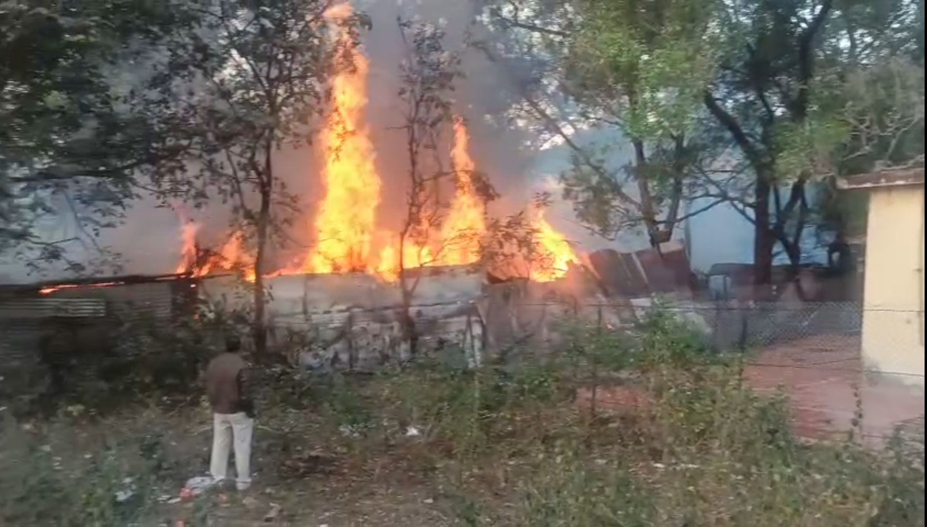 नर्मदापुरम जिले की सतपुड़ा की रानी पचमढ़ी के आर्मी ट्रेनिंग कैंपस के पास एम.ई.एस ठेकेदरों के गोदाम में लगी अचानक विशाल आग। posted by Kamlesh Kumar Gaur from Hoshangabad