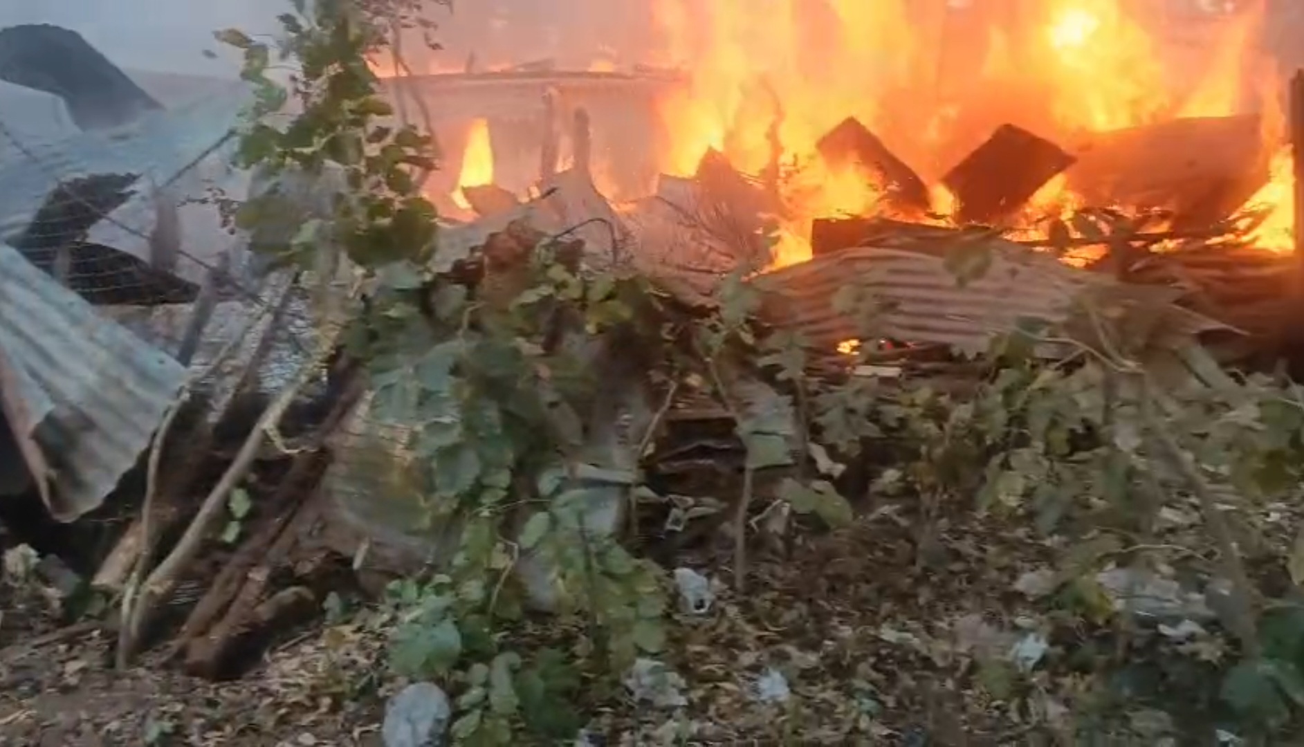 पचमढ़ी आर्मी कैंपस के पास ठेकेदार गोदाम में आग posted by Kamlesh Kumar Gaur from Hoshangabad