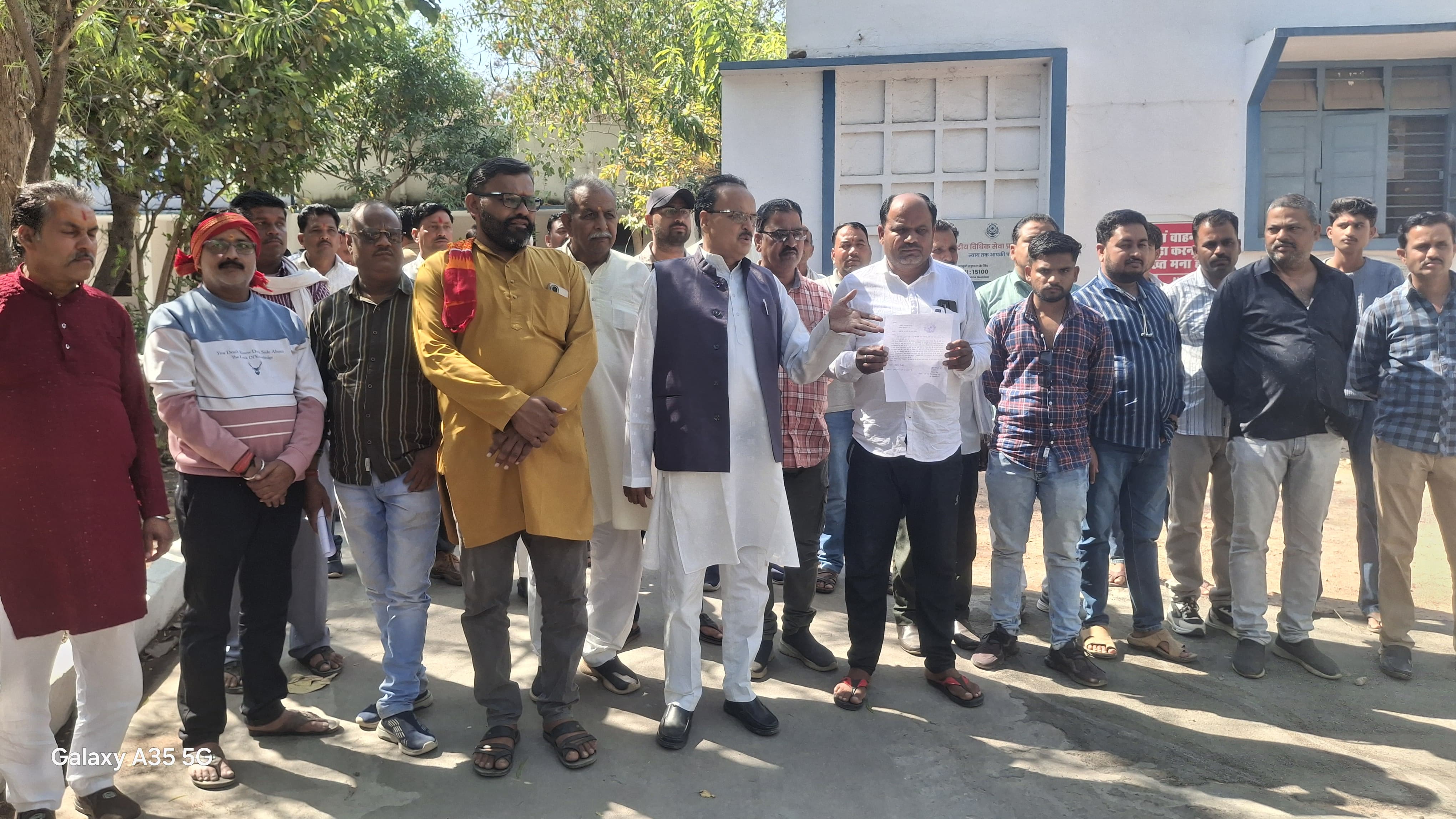 छतरपुर में लाखों की चोरी का खुलासा न होने पर ग्रामीणो ं ने एसपी से लगाई गुहार posted by Amit Kumar Awasthi