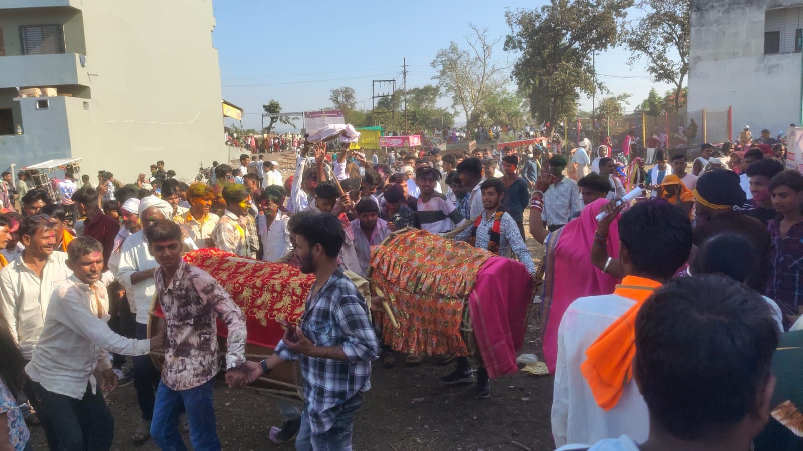 खकनार भगोरिया  में मांदल  व बासुरी की धुन पर थिरके आदिवासी किया पारम्परिक नृत्य posted by Nagin Mhajan