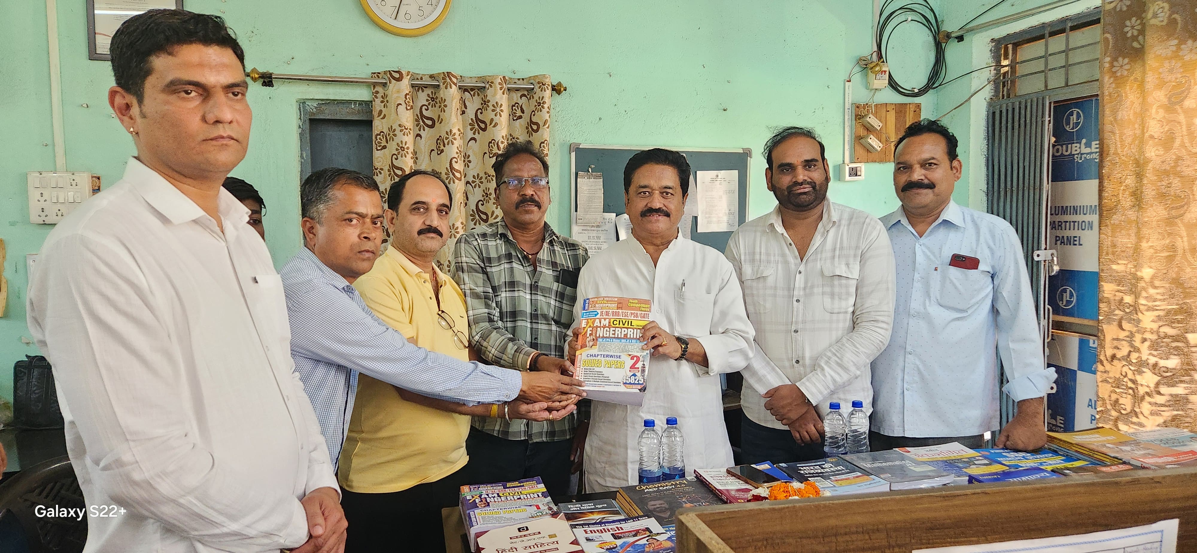 व्यापारियों ने प्रतियोगी परीक्षाओं की तैयारी के लिए हाईटेक लाइब्रेरी में भेंट की पुस्तके  posted by Mohammad Afsar  from Multai