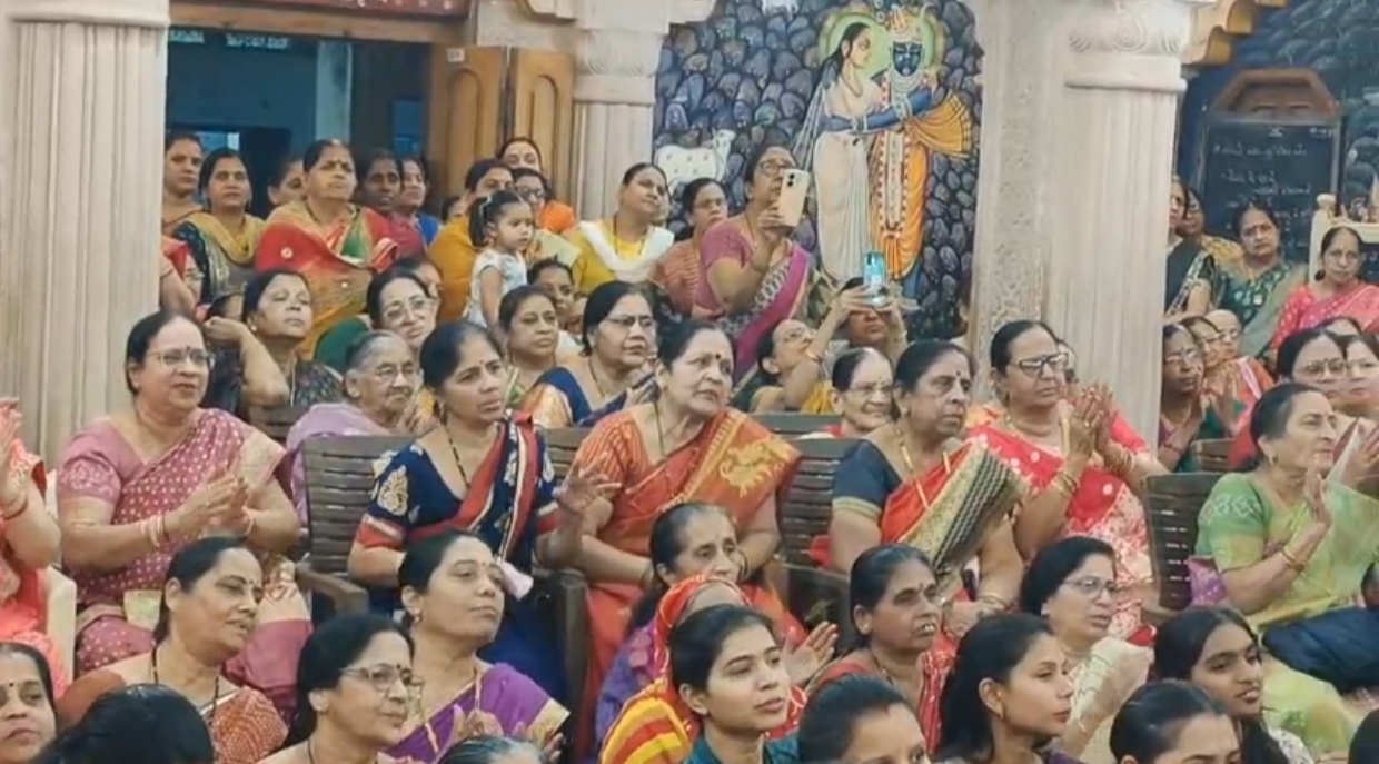 ब्रज की छटा, रंगों की बरसात! गोकुल चंद्रमाजी मंदिर में छैल-छबीली होली का अद्भुत उत्सव। posted by Raju Rathore from Burhanpur