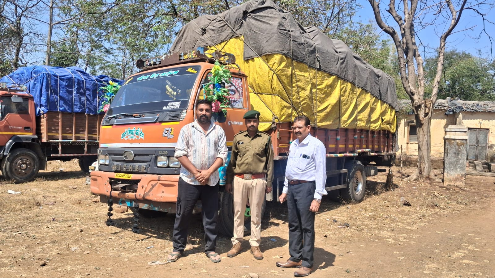फर्जी नंबर प्लेट से आयशर वाहन में नीम की लकड़ी का अवैध परिवहन