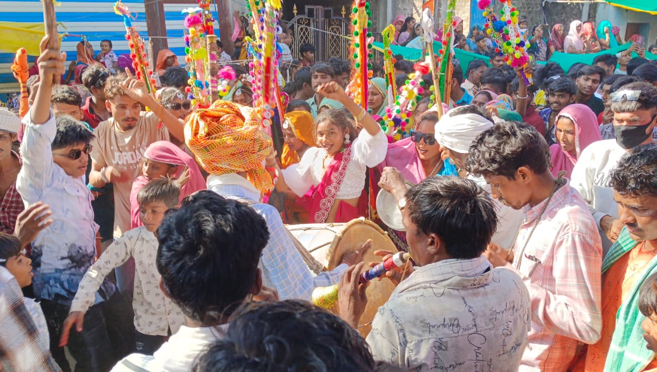 गुमानपुरा के भगोरिया में उमड़ी भीड़,  मांदल की थाप पर जमकर थिरके आदिवासी