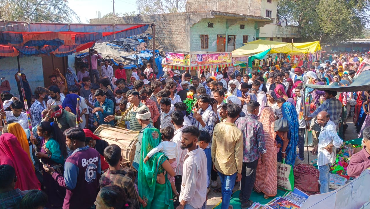 गुमानपुरा के भगोरिया में उमड़ी भीड़,  मांदल की थाप पर जमकर थिरके आदिवासी