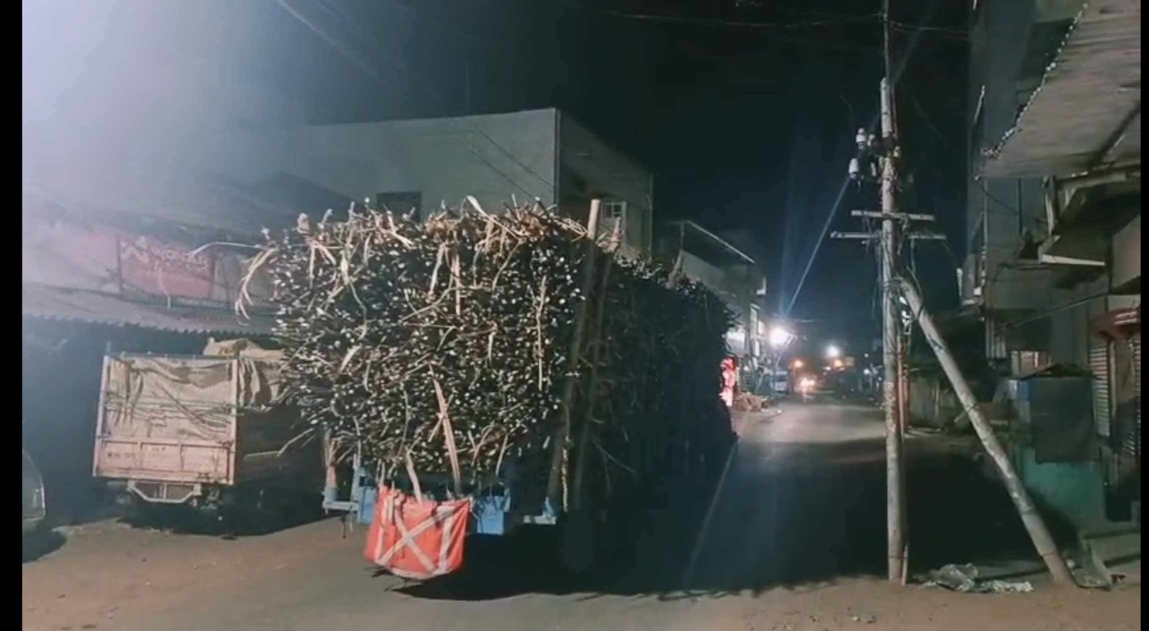 सड़कों पर बेखौफ दौड़ रहीं डबल ट्रैक्टर-ट्रॉली, कार्रवाई सिर्फ औपचारिक? posted by Mohammad Asif Langha from Amla