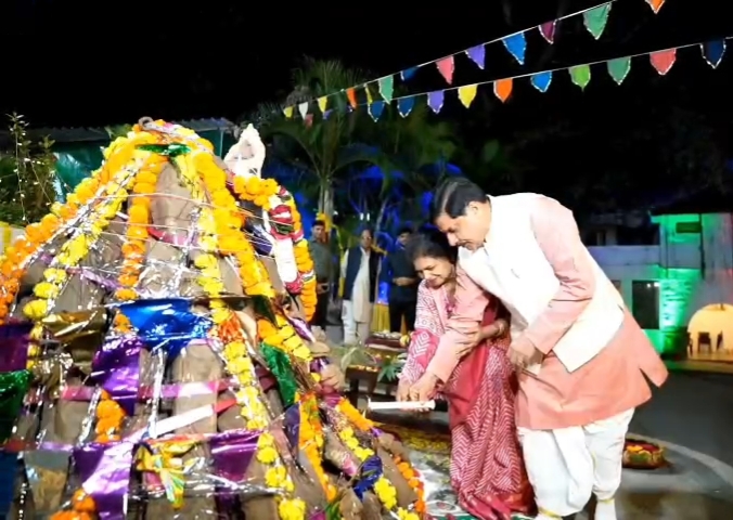 भोपाल में मुख्यमंत्री निवास पर मुख्यमंत्री ने परिवार संग होलिका उत्सव मनाया  posted by State News AI Desk 