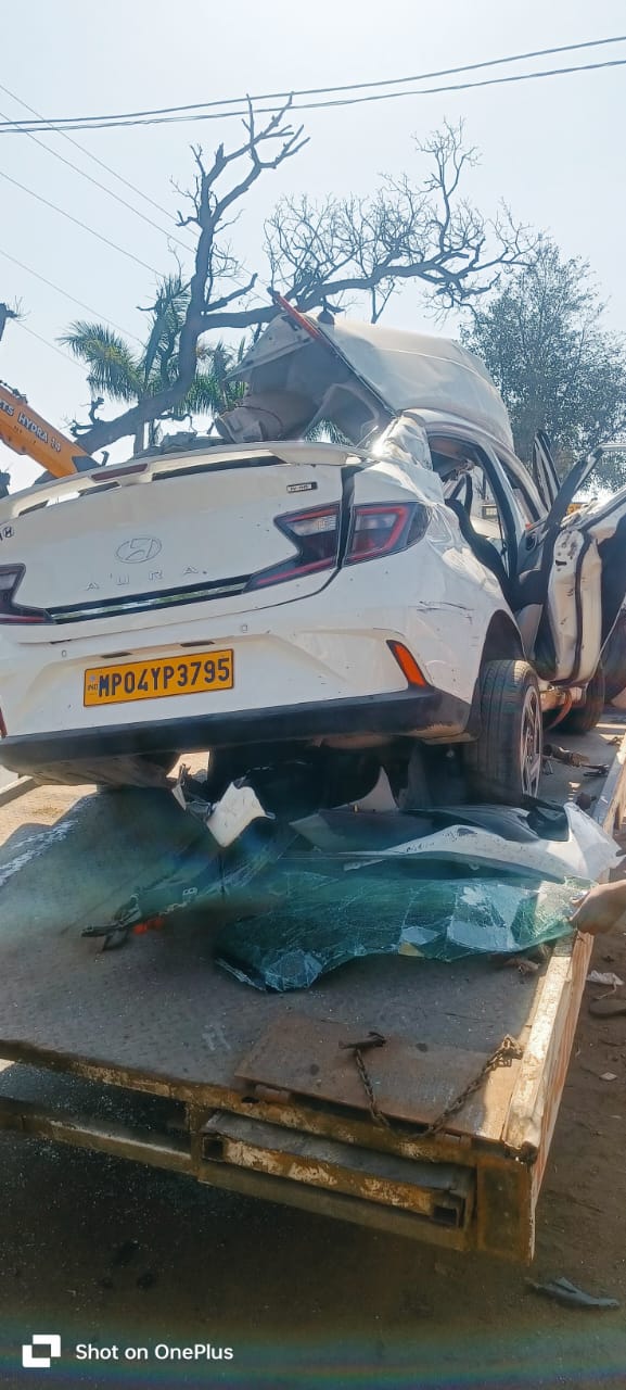 तेज रफ्तास्त कार क्रेन से टकराई तीन की मौत दो घायल posted by Sachin Jain from Betul