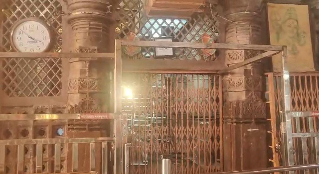 ग्रहण के दौरान ओंकारेश्वर में पसरा सन्नाटा, चार घंटे मंदिर पट रहेंगे बंद, शाम 7 बजे शुद्धिकरण के बाद पुनः दर्शन चालू होंगे  posted by Ghanshyam Mahilya from Khandwa