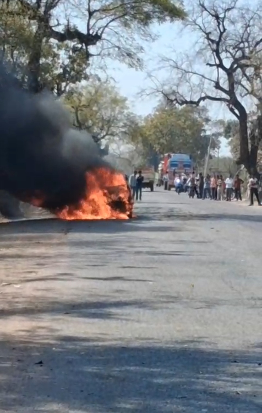 *बड़ी खबर छतरपुर*  पन्ना-छतरपुर नेशनल हाईवे,चंद्रनगर के पास चलती कार में लगी भीषण आग।  शॉर्ट सर्किट से आग लगने का बताया जा रहा कारण posted by Amit Kumar Awasthi