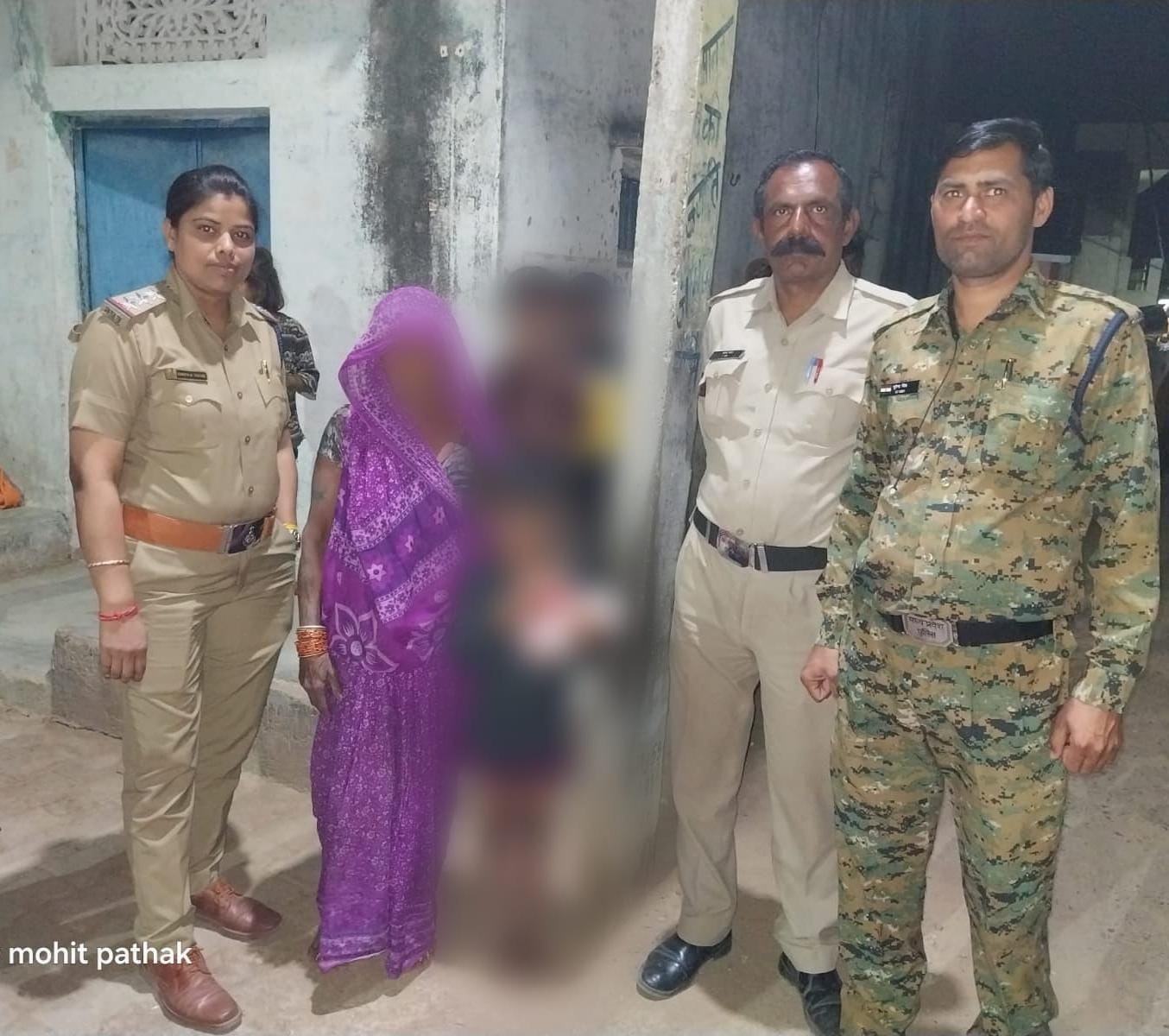 छतरपुर पुलिस  थाना सटई पुलिस ने साप्ताहिक बाजार में परिजनो से बिछड़े 3 वर्षीय बालक को सुरक्षित  मिलवाया posted by Amit Kumar Awasthi