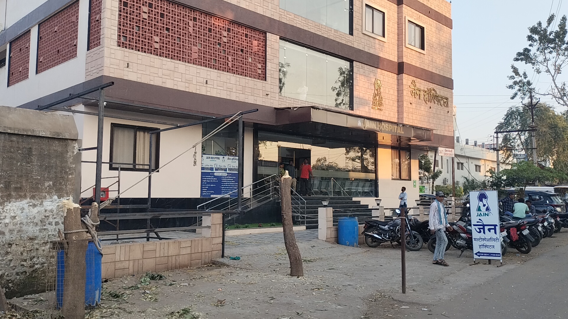 बड़वानी जैन अस्पताल ने काटे हरे पेड़ नपा टीम ने अवैध कटाई रुकवाई, सीएमओ ने नोटिस जारी किया posted by Lokesh Davde