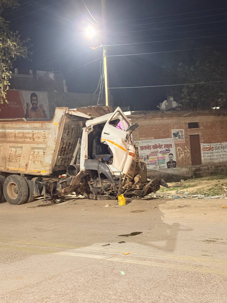 #बड़ी_खबर छतरपुर रेलवे ब्रिज सटई रोड पर हुआ भीषण सड़क हादसा...... लोग बता रहे हैं डंपर चालक की मौके पर ही हुई मौत....भारी पुलिस बल मोके पर.. posted by Amit Kumar Awasthi