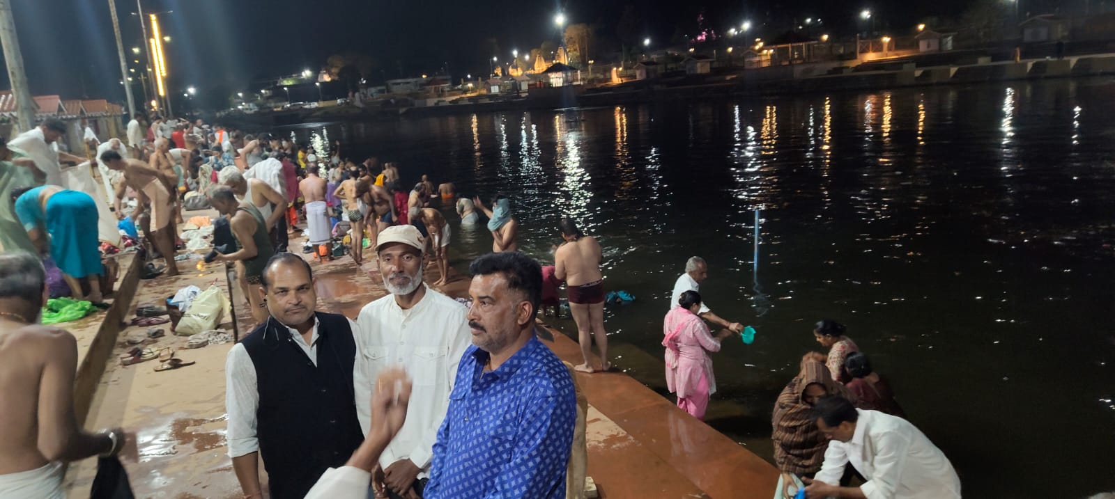  चंद्र ग्रहण पर श्रद्धालुओं ने किया नर्मदा स्नान posted by Kishor Kumar Soni  from Anuppur