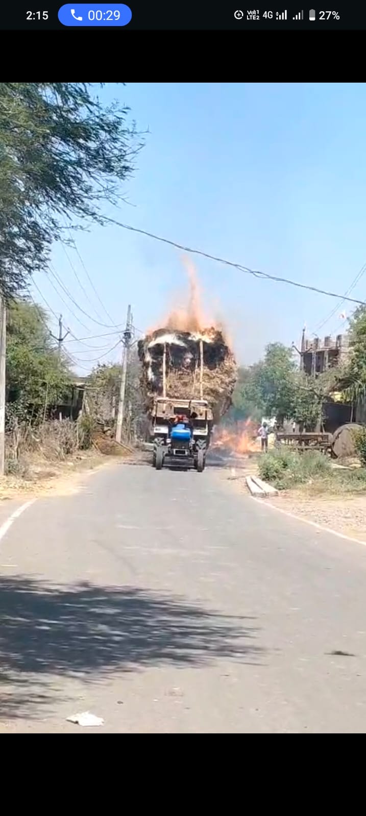 आग से अफरा-तफरी गेहूं की ट्रॉली धू-धू कर जली posted by Vijay Singh Malviya  from Sehore