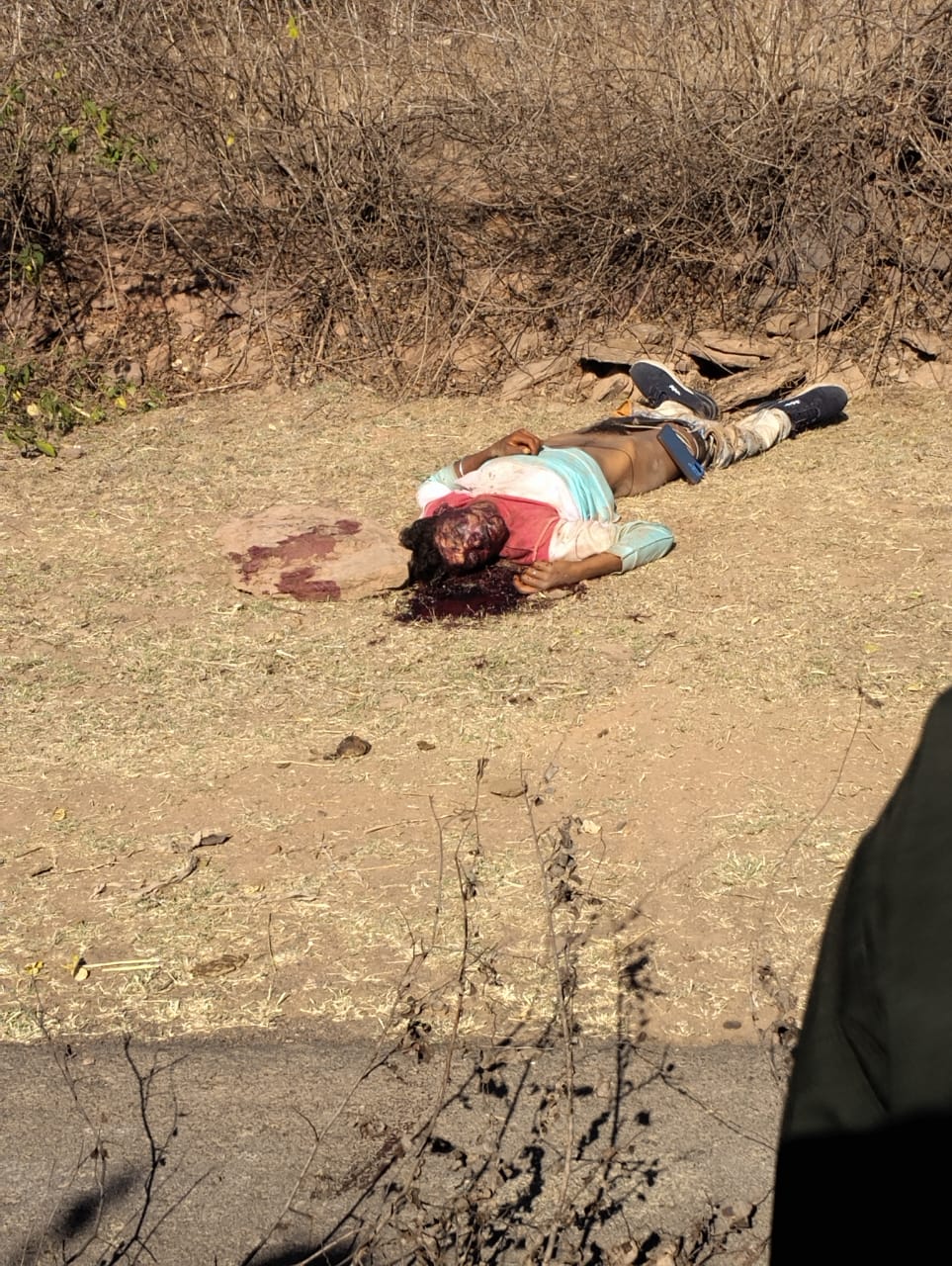 दमोह में पत्थर पटक कर युवक की हत्या,आरोपी अज्ञात,खून से लथपथ मिली युवक की लाश posted by Akib Khan from Damoh